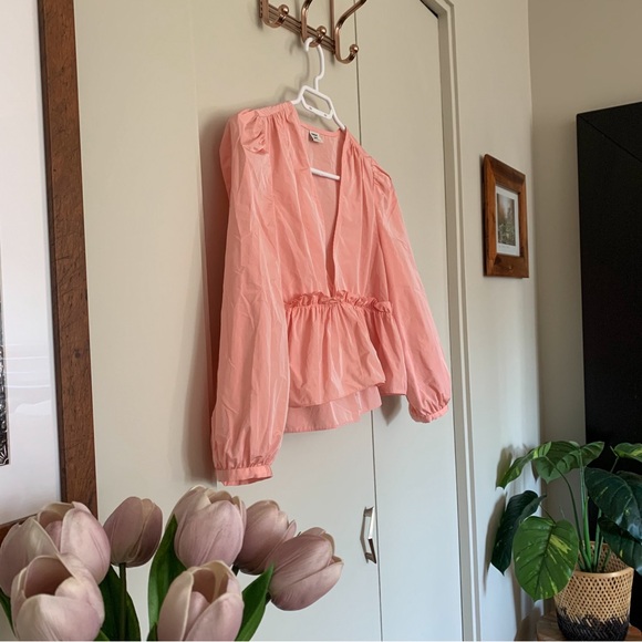 Aritzia Sunday Best Jinx Blouse Guava Pink Size
XXS Feminine Flowy Cropped - Picture 10 of 16